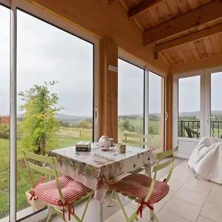 Chalet Accueillant A Avec Jardin